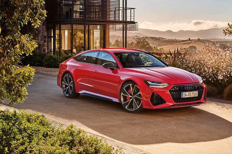 Ở phiên bản tiêu chuẩn, RS7 Sportback của Audi được trang bị hệ thống treo không khí. Khách hàng có thể lựa chọn trang bị hệ thống treo RS Sport theo ý thích. Như với RS6 Avant, có hai chế độ RS1 và RS2 để người lái thực hiện chính xác những gì họ muốn với chiếc xe của mình.