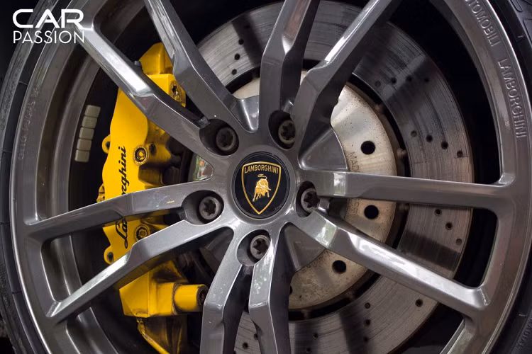 Chiếc xe được trang bị bộ mâm 5 chấu kép màu nòng súng có kích thước 19 inches cùng cùm phanh màu vàng in chữ Lamborghini đen, đĩa phanh lớn. Đây cũng chính là bộ mâm đặc trưng của dòng LP570-4 Superleggera.
