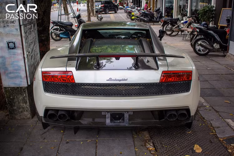 Với hai đèn xi nhan hông màu cam và đỏ, ta có thể dễ dàng nhận thấy đây là một chiếc xe được nhập khẩu từ thị trường Mỹ. Tại thời điểm bấy giờ, chiếc Gallardo Superleggera và Murcielago SV về Việt Nam chung thời điểm và cùng nhau làm mưa làm gió trong giới chơi xe Việt Nam.