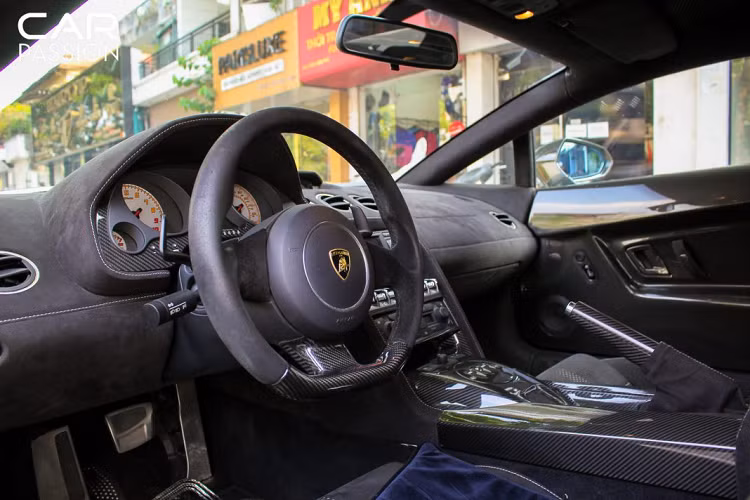 Tại thời điểm hiện tại, “đàn em” của chiếc Gallardo Superleggera này chính là Huracan Performante- Mẫu xe mới được ra mắt cách đây không lâu. Tại Mỹ, giá bán Lamborghini Gallardo LP 570-4 Superleggera lúc mới ra mắt rơi vào khoảng 270.000 Đô-la.