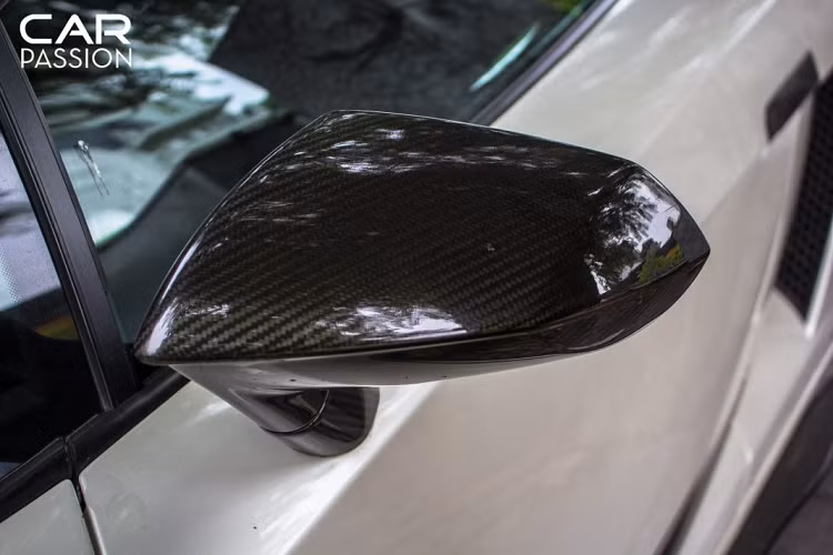 Về ngoại thất, chiếc Superleggera này được trang bị nhiều bộ phận làm từ carbon như phần cản trước, lip hông, cánh gió sau hay thậm chí là cả ốp gương chiếu hậu.