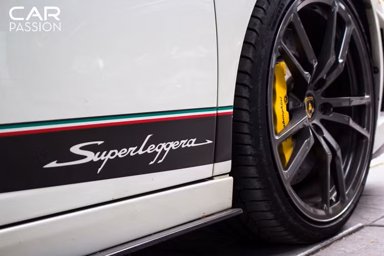 Lamborghini Gallardo LP 570-4 Superleggera còn được trang bị decal hai bên hông xe với cờ ý cùng dòng chữ “Superleggera” đặc trưng mang màu sắc trùng với chiếc xe.