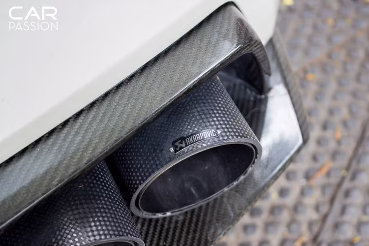 Về nội thất, Gallardo Superleggera không có thay đổi gì nhiều so với phần đông những phiên bản Gallardo trước đó. Chiếc Superleggera này được trang bị nội thất chủ yếu bằng chất liệu Alcantara kết hợp cùng nhiều chi tiết carbon như vô lăng, phanh tay, hộp số,…Chiếc xe cũng được trang bị ốp cửa bằng carbon.