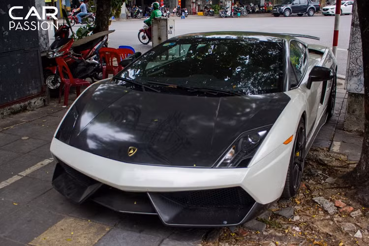 Lamborghini Gallardo LP 570-4 Superleggera độc nhất tại Việt Nam mang màu sơn trắng ngọc trai cùng cùm phanh vàng, nội thất được bọc Alacantara đen. Màu sắc tuy đơn giản nhưng vẫn gây sức hút mạnh mẽ đối với giới mê xe Việt thời bấy giờ cũng như thời điểm hiện tại.