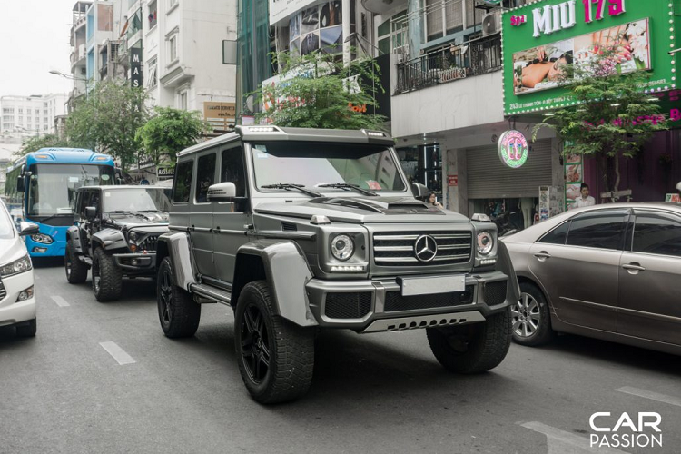 Trào lưu chơi xe Mercedes-Benz G-Class tại Việt Nam đã có từ hàng chục năm trước nhưng chỉ vừa mới thực sự được nhiều người biết đến vào 2 năm trở lại đây. Không những phát triển tại Việt Nam, đất nước láng giềng Campuchia hiện cũng đang rất chuộng các mẫu SUV địa hình mang thương hiệu ngôi sao ba cánh, thậm chí cập bến nước bạn còn có một số phiên bản đặc biệt như G63 6×6 hay G500 4×4².