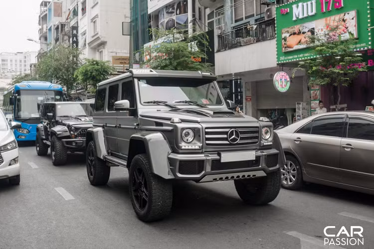 Trào lưu chơi xe Mercedes-Benz G-Class tại Việt Nam đã có từ hàng chục năm trước nhưng chỉ vừa mới thực sự được nhiều người biết đến vào 2 năm trở lại đây. Không những phát triển tại Việt Nam, đất nước láng giềng Campuchia hiện cũng đang rất chuộng các mẫu SUV địa hình mang thương hiệu ngôi sao ba cánh, thậm chí cập bến nước bạn còn có một số phiên bản đặc biệt như G63 6×6 hay G500 4×4².
