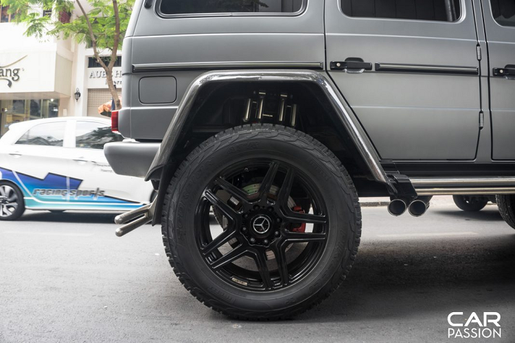 Bộ đôi lò xo cùng các giảm xóc được lắp đặt ở mỗi bánh xe đi cùng với đó là các tính năng được mở rộng khá nhiều trên G500 4×4² nhằm hỗ trợ tối đa chế độ lái thể thao, các van tiết lưu được thiết lập bằng điện tử có thể chuyển đổi qua lại giữa chế độ thể thao và di chuyển bình thường trên đường phố.