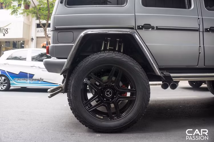 Bộ đôi lò xo cùng các giảm xóc được lắp đặt ở mỗi bánh xe đi cùng với đó là các tính năng được mở rộng khá nhiều trên G500 4×4² nhằm hỗ trợ tối đa chế độ lái thể thao, các van tiết lưu được thiết lập bằng điện tử có thể chuyển đổi qua lại giữa chế độ thể thao và di chuyển bình thường trên đường phố.