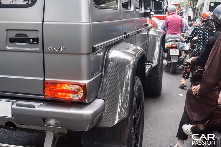 Mercedes-Benz G500 4×4² sử dụng động cơ V8 tăng áp kép có dung tích 4.0 lít, sản sinh công suất tối đa 422 mã lực và mô men xoắn cực đại đạt mức 610 Nm. Do có tổng trọng lượng lến đến hơn 3 tấn, chúng ta không nên quá kì vọng vào khả năng bứt tốc của G500 4×4² nhưng bù lại, “ông vua địa hình” này có tốc độ tối đa lên đến 210 km/h và giá bán Mercedes-Benz G500 4×4² lên đến gần 275 ngàn Đô-la tại thị trường Đức.