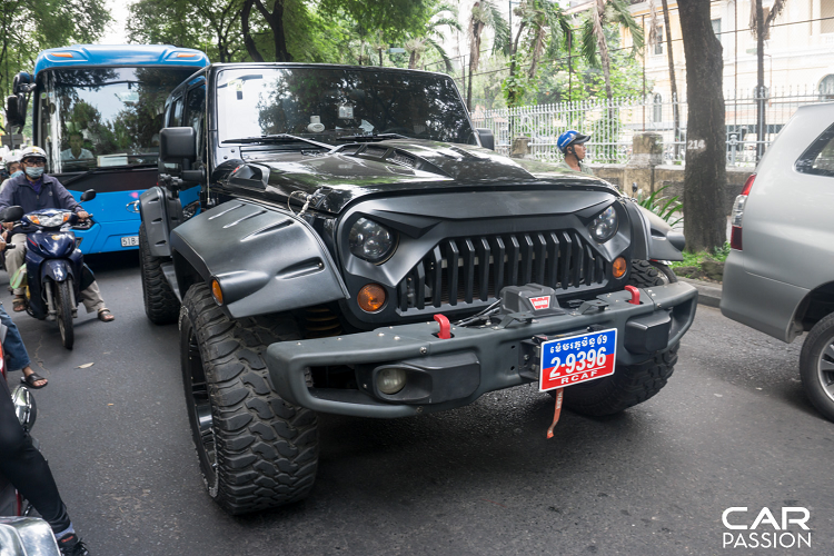 Dẫu vậy, một tin đáng buồn cho những người hâm mô dòng SUV địa hình đỉnh cao này là Mercedes-Benz đã chính thức khai tử G500 4×4² vào cuối tháng 10/2017, nhằm ‘dọn đường” cho sự ra mắt của Mercedes-Benz G-Class thế hệ mới. Điều này khiến cho việc sở hữu một chiếc G500 4×4² sẽ thêm phần khó khăn hơn.