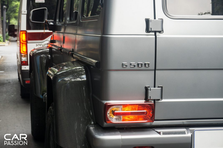 Đuôi xe được lược bỏ đi lốp dự phòng ở phía sau, cụm đèn hậu vuông và được bổ sung thêm cản sau bằng kim loại, tạo nên một ngoại hình mạnh mẽ như một chiếc SUV địa hình thực thụ. Logo G500 và 4×4² đặt hai bên đuôi xe, trong khi đó, vì là phiên bản G500 nên logo “V8 Biturbo” của phiên bản G63 sẽ được thay thế bằng logo “V8”, đặt ở cuối cột A.