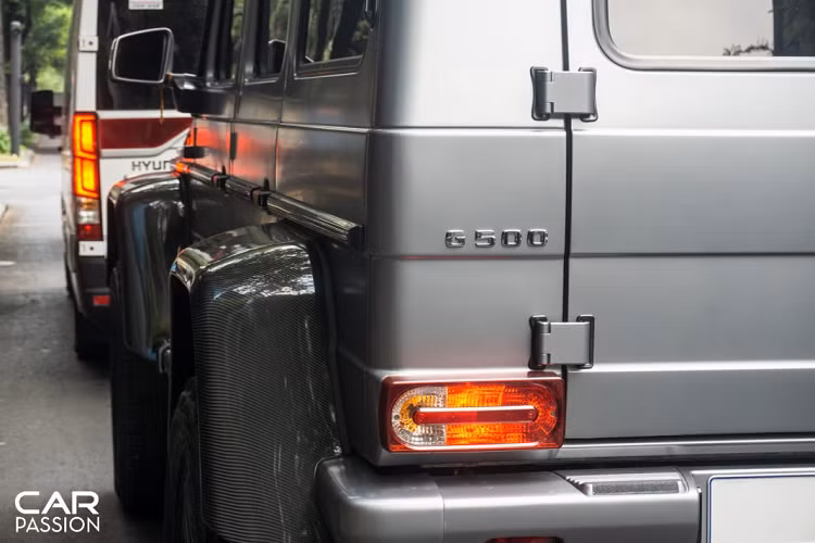 Đuôi xe được lược bỏ đi lốp dự phòng ở phía sau, cụm đèn hậu vuông và được bổ sung thêm cản sau bằng kim loại, tạo nên một ngoại hình mạnh mẽ như một chiếc SUV địa hình thực thụ. Logo G500 và 4×4² đặt hai bên đuôi xe, trong khi đó, vì là phiên bản G500 nên logo “V8 Biturbo” của phiên bản G63 sẽ được thay thế bằng logo “V8”, đặt ở cuối cột A.