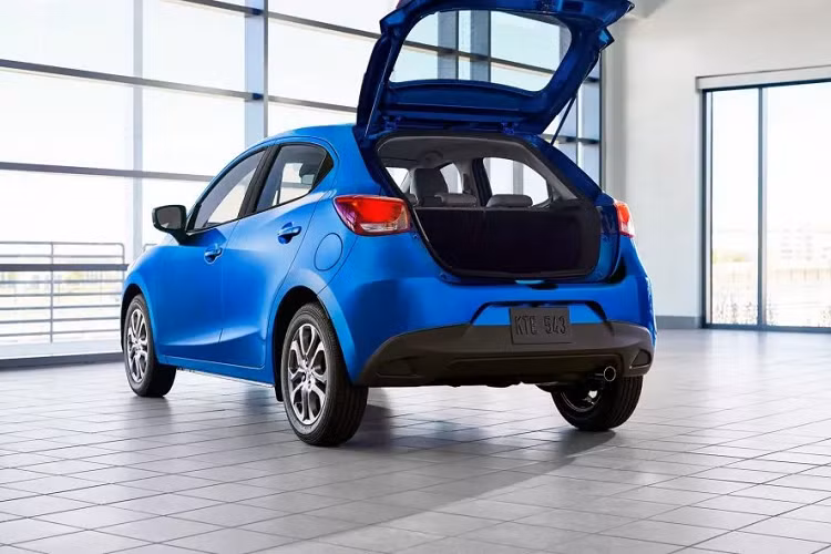 Yaris mới dùng động cơ 1.5L bốn xi-lanh của Mazda, cho công suất 106 mã lực và mô-men xoắn 139 Nm. Đi cùng là hệ dẫn động FWD. Với bản sedan, người mua có thể chọn hộp số sàn 6 cấp hoặc số tự động 6 cấp.