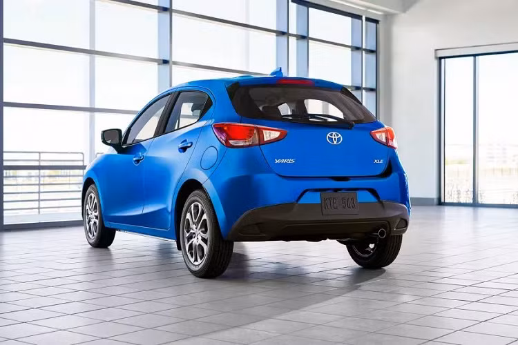 Phiên bản LE trên Toyota Yaris hatchback 2020 mới sở hữu chìa khóa thông minh, bộ mâm đúc 16 inch và hệ thống dự đoán va chạm. Hệ thống này sẽ quét mặt đường phía trước, tính toán nguy cơ va chạm với các phương tiện khác, đồng thời cảnh báo bằng âm thanh và hình ảnh nếu va chạm sắp xảy ra.