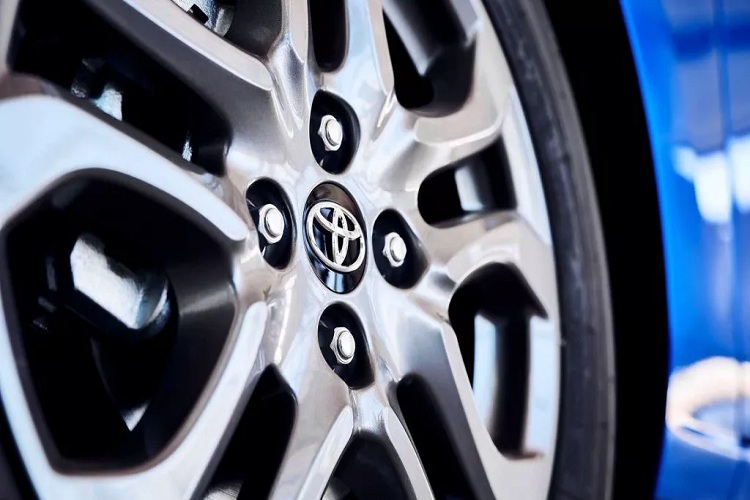 Xe được phát triển dựa trên nền tảng của dòng Mazda2 nên kiểu dáng thiết kế ngoại thất, hệ thống khung gầm trên Toyota Yaris hatchback 2020 không khác biệt nhiều với mẫu xe đồng hương kiêm đối thủ.