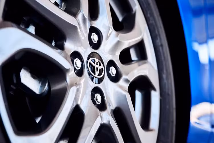 Xe được phát triển dựa trên nền tảng của dòng Mazda2 nên kiểu dáng thiết kế ngoại thất, hệ thống khung gầm trên Toyota Yaris hatchback 2020 không khác biệt nhiều với mẫu xe đồng hương kiêm đối thủ.