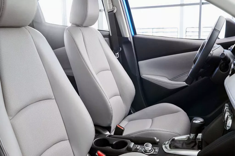 Nội thất xe được nâng cấp nhiều chi tiết trang trí bằng chrome sáng bóng, đề nổ bằng nút bấm, hệ thống âm thanh sáu loa, có gương trang điểm và hộp sơ cứu. Phiên bản XLE còn sang hơn với ghế da, hệ thống kiểm soát khí hậu tự động, gạt mưa tự động, vô lăng bọc da và đèn pha LED.