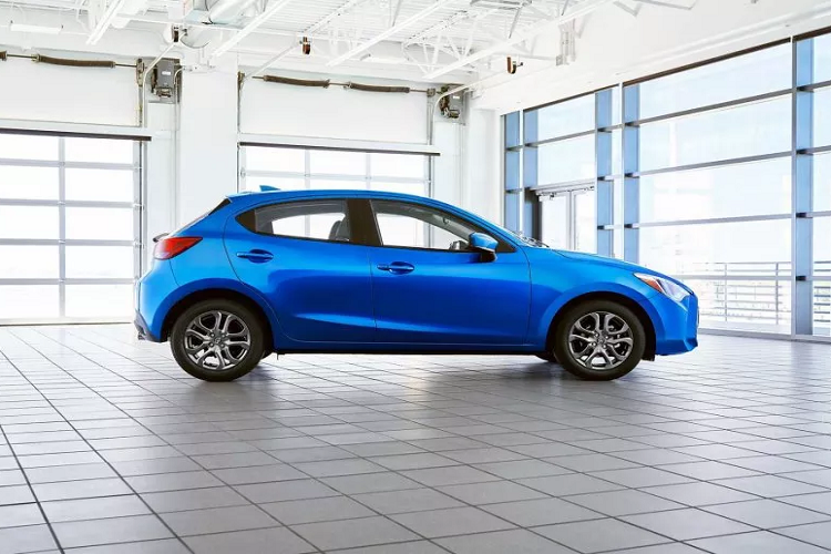 Nếu tài xế không kịp phản ứng, xe sẽ tự động phanh. Ngoài ra xe còn màn hình cảm ứng tiêu chuẩn, tương thích Apple CarPlay và Android Auto.