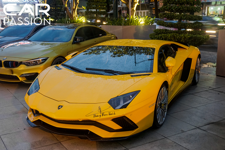 Có mặt sớm nhất tại bữa tiệc chính là chiếc siêu xe Lamborghini Aventador S LP740-4, mẫu xe đã tạo nên tên tuổi cho doanh nhân Hoàng Kim Khánh trong giới chơi xe tại Việt Nam.