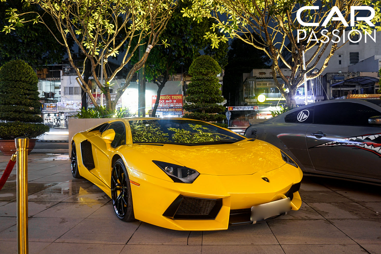 Tiếp theo đó là sự góp mặt của 2 cái tên hot khác trong garage của doanh nhân Hoàng Kim Khánh, đó chính là Aston Martin V8 Vantage và Bentley Mulsanne EWB 2018. Cả 2 mẫu xe Anh Quốc đều được nhập khẩu dưới hình thức chính hãng có mức giá lên đến hàng chục tỷ đồng.