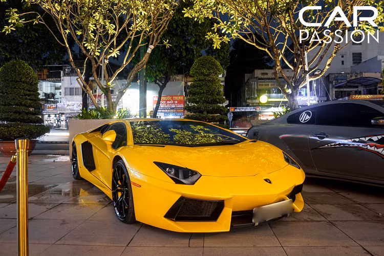 Tiếp theo đó là sự góp mặt của 2 cái tên hot khác trong garage của doanh nhân Hoàng Kim Khánh, đó chính là Aston Martin V8 Vantage và Bentley Mulsanne EWB 2018. Cả 2 mẫu xe Anh Quốc đều được nhập khẩu dưới hình thức chính hãng có mức giá lên đến hàng chục tỷ đồng.