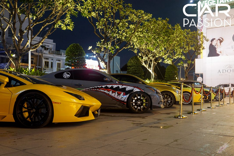 BMW M4 và Nissan GT-R là 2 cái tên không kém phần nổi bật khác của hội nhóm RS Turbo, cả hai xe được chủ nhân trang bị bộ mâm Vossen hàng hiệu và thay mới hệ thống ống xả của hai thương hiệu là Akrapovic và Armytrix, bên cạnh đó chiếc Nissan GT-R còn được “lột xác” với bodykit của phiên bản hiệu suất cao Nismo. Bên cạnh những chiếc siêu xe và xe thể thao thì bữa tiệc cũng quy tụ một vài cái tên đại diện cho phân khúc xe sang như BMW 428i Cabriolet, Mercedes S450 Luxury, …