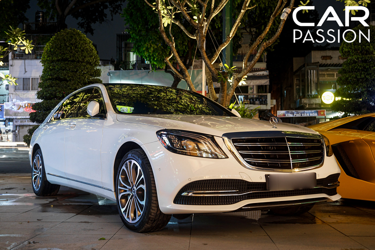 Đến tham dự buổi tiệc ngoài những chiếc siêu xe còn là sự xuất hiện của các mẫu xe thể thao được độ lại vô cùng mạnh tay đến từ hội nhóm chơi xe RS Turbo tại Bình Phước. Hai chiếc Nissan 350z và một chiếc Nissan 370z đều được độ lại với bộ bodykit mới cá tính hơn cùng hàng loạt đồ chơi đắt giá như mâm, pô và hệ thống phuộc.