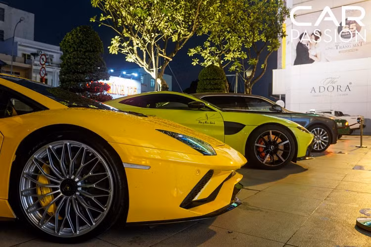 Xe được nhập khẩu chính hãng thông qua đại lí Lamborghini Hà Nội và có giá bán lên đến 2 triệu đô-la sau khi đóng đầy đủ các loại thuế để ra biển trắng. Vì lẽ đó mà hiện nay “siêu bò” này chính là mẫu xe Lamborghini đắt nhất tại Việt Nam.