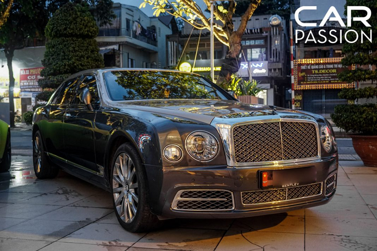 Bên cạnh những mẫu xe kể trên, garage của doanh nhân Hoàng Kim Khánh còn có sự góp mặt của chiếc Bentley Bentayga Centenary độc nhất tại Việt Nam ở thời điểm hiện tại.