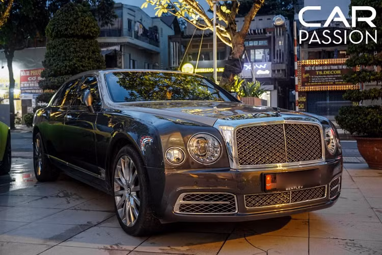 Bên cạnh những mẫu xe kể trên, garage của doanh nhân Hoàng Kim Khánh còn có sự góp mặt của chiếc Bentley Bentayga Centenary độc nhất tại Việt Nam ở thời điểm hiện tại.