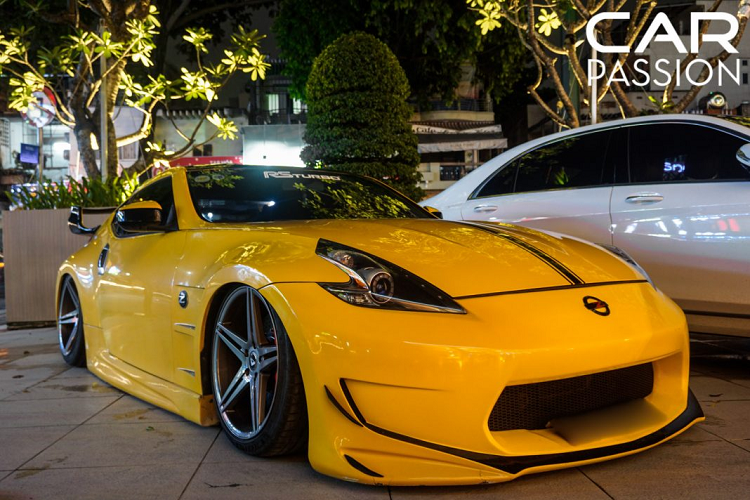 Ngoài ra, tại buổi tiệc này còn có sự tham gia của chiếc Lamborghini Aventador LP700-4 màu vàng rất nổi tiếng tại Việt Nam, xe được mang về nước vào năm 2012 và từ đó đến nay vẫn được chủ nhân thường xuyên cho xuất hiện tại các buổi họp mặt giau74 các anh em chơi xe. “Siêu bò” đã được chủ nhân thay mới với bộ mâm đa chấu kết hợp cùng hệ thống ống xả độ mang thương hiệu Innotech Performance Exhaust.