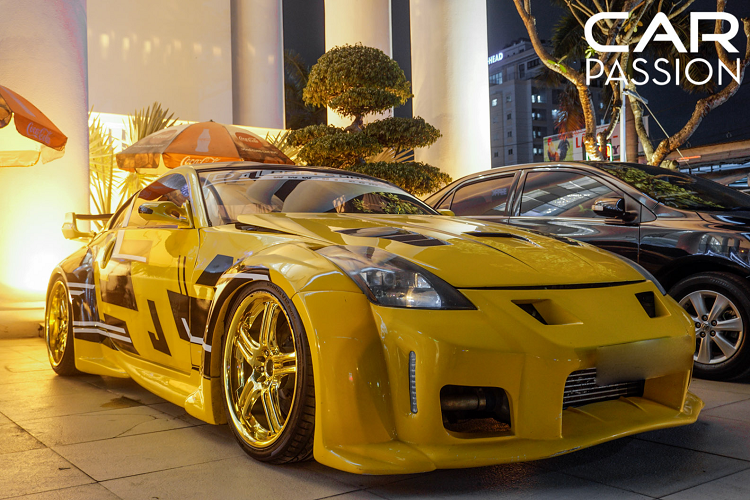 Một chiếc Infinity G37 coupe thuộc sở hữu của ông chủ garage độ xe có tiếng tại quận 7 cũng xuất hiện, mẫu xe thể thao khoác lên mình màu áo xám mang phong cách của những chiến đấu cơ, đi cùng với đó là bộ bodykit độ mang phong cách widebody với các vòm bánh xe được nới rộng ra.