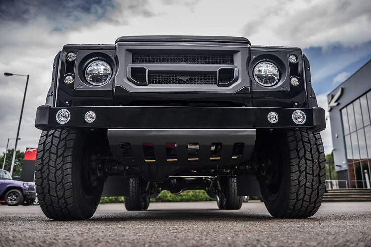 Thiết kế của Land Rover Defender Flying Huntsman 6x6 do công ty Chelsea Truck đảm nhận. Cản trước, cản sau, bậc lên xuống, lưới tản nhiệt X-lander với đèn pha dạng tròn, khe gió bên và chắn bùn sau đều mới.