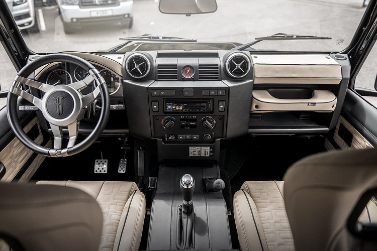Nội thất Land Rover Defender Flying Huntsman 6x6 được nâng cấp với rất nhiều da.