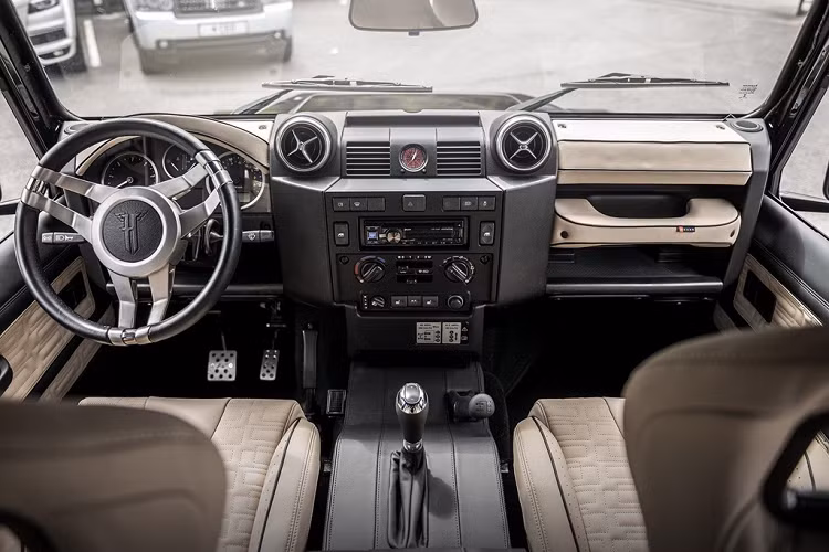 Nội thất Land Rover Defender Flying Huntsman 6x6 được nâng cấp với rất nhiều da.