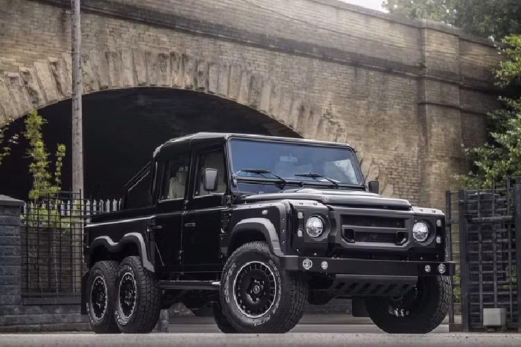 Ghế trước mới toàn bộ, vô lăng ba chấu, bậc lên xuống, bàn đạp nhôm,...