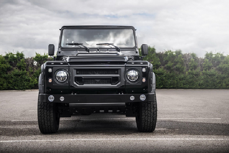 Nhiều chi tiết trang trí đặc biệt, thêm nhãn hiệu “Investing in British Industry” và “Chelsea Truck Company” đính trên xe. Giá xe bán tải Land Rover Defender 6 bánh này được chào bán tới 300.000 USD