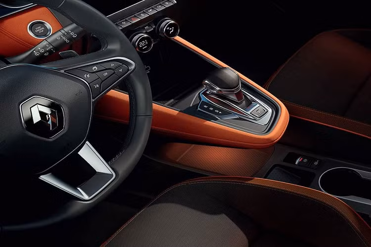 Cho tới khi phiên bản hybrid được bán ra vào năm sau, khách hàng sẽ có thể lựa chọn giữa ba động cơ xăng và hai động cơ diesel. Trong đó, các phiên bản chạy xăng gồm: tăng áp 3 xi-lanh TCe 100 1.0 lít tạo ra 100 PS và mô-men xoắn 160 Nm, 4 xi-lanh TCe 130 1,3 lít 130 PS/240 Nm và TCe 155 4 xi-lanh 155 PS/ 270 Nm. Captur TCe155 được trang bị hộp số ly hợp kép 7 cấp EDC (tuỳ chọn trên bản TCe 130).