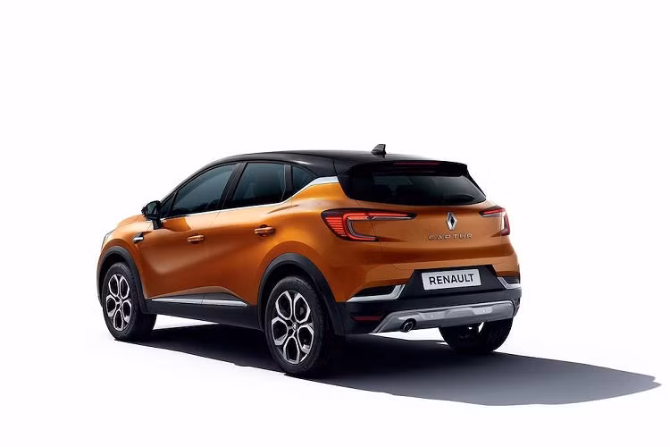 Là mẫu xe thứ hai của Renault sử dụng nền tảng chassis CMF-B mới sau Clio, Renault Captur thế hệ mới dài hơn 110mm so với thế hệ trước. Tổng thể tích của toàn bộ các hộc chứa đồ bên trong Captur 2020 cũng đạt tới 27 lít. Chỉ tính riêng hộc chứa đồ 2 bên cửa của xe bây giờ đã có thể chứa chai nước to 1,5 lít.