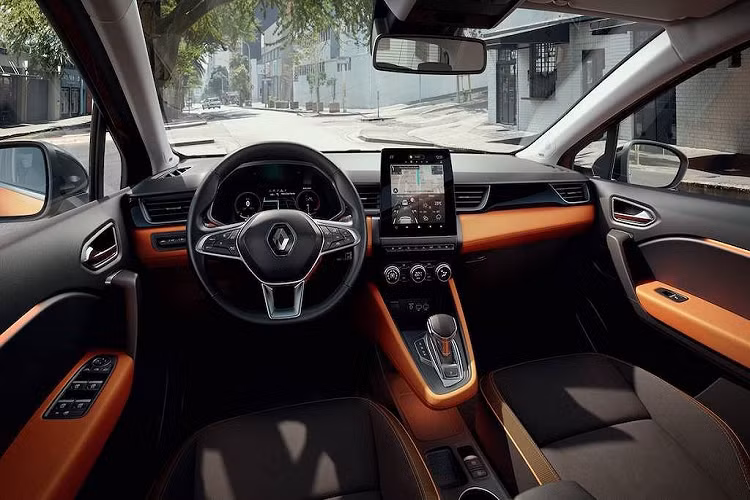 Bên trong cabin, chi tiết ấn tượng nhất của Captur là hệ thống thông tin giải trí lấy cảm hứng từ điện thoại thông minh Easy Link mới. Khách hàng có thể lựa chọn 1 trong 3 cấu hình hệ thống này tuỳ phiên bản: màn hình 7 inch, 7 inch với tính năng định vị và 9,3 inch có định vị.