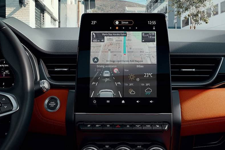 Tất cả đều tương thích với Android Auto và Apple CarPlay. Thiết kế bảng táp-lô của xe rất giống với Clio mới, với bảng đồng hồ là màn hình7 hoặc 10 inch. Ở phía sau, băng ghế phía sau dạng trượt tương tự thế hệ trước đã quay trở lại, giúp khách hàng dễ dàng cấu hình nội thất tuỳ theo mục đích sử dụng.