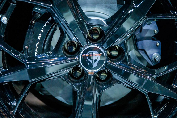 Đó có lẽ là mức giá hợp lý đối với GM do hãng này đã đầu tư một khoản tiền khổng lồ để phát triển dòng xe động cơ đặt giữa. Tuy nhiên, có vẻ như do lo sợ mức giá đó sẽ khiến những người hâm mộ Corvette ngần ngại; hãng này đã quyết định chịu lỗ trên mỗi sản phẩm C8 bán ra ở dưới mức giá 80.000 USD (khoảng hơn 1,85 tỷ đồng).