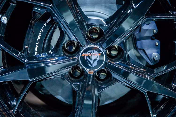 Đó có lẽ là mức giá hợp lý đối với GM do hãng này đã đầu tư một khoản tiền khổng lồ để phát triển dòng xe động cơ đặt giữa. Tuy nhiên, có vẻ như do lo sợ mức giá đó sẽ khiến những người hâm mộ Corvette ngần ngại; hãng này đã quyết định chịu lỗ trên mỗi sản phẩm C8 bán ra ở dưới mức giá 80.000 USD (khoảng hơn 1,85 tỷ đồng).