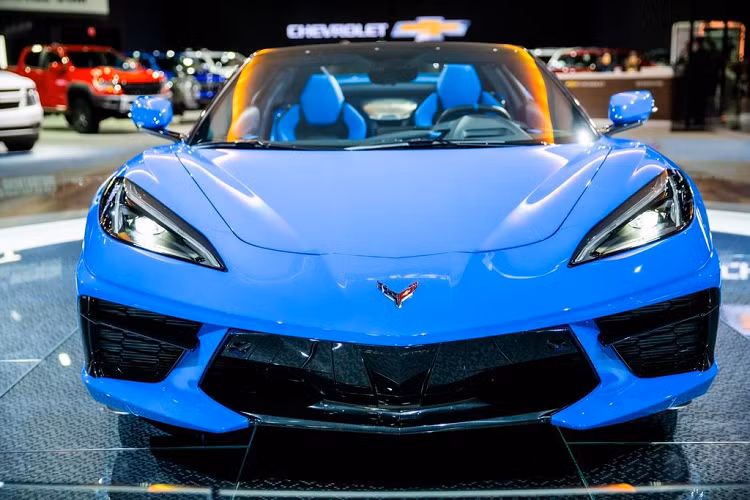 Sau khi được biết mức giá xe Chevrolet Corvette C8 2020 bán lẻ khuyến nghị của nhà sản xuất (MSRP), đã có nhiều người nghi ngờ rằng mức giá khởi điểm thấp chỉ là một chiêu trò marketing để tạo nên cơn sốt cho sản phẩm mới, rồi sau đó Chevy sẽ nâng mức giá lên.