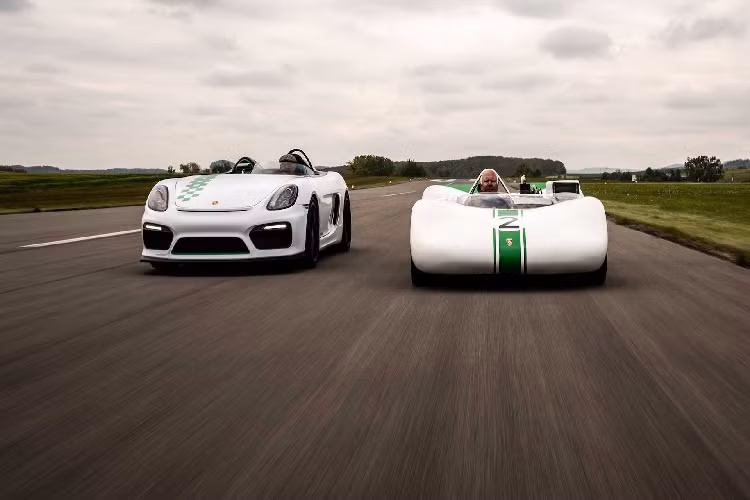 Porsche lấy cảm hứng từ chiếc Bergspyder 1968 909 trong việc thiết kế chiếc Boxster đặc biệt này. Phiên bản năm 1968 là một chiếc chiếc xe một chỗ ngồi được thiết kế riêng cho những giải đua đường đèo và chỉ nặng 384 kg. Siêu xe Porsche Boxster Bergspyder có màu trắng pha màu xanh lá bắt mắt đi kèm kính chắn gió nhỏ trước mặt người lái xe.