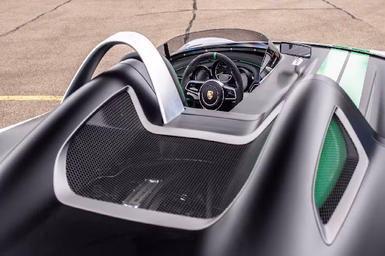 Giống như mẫu 909, chiếc Boxster cũng sở hữu một vòng bảo vệ phía sau người lái đi kèm đuôi xe được thiết kế riêng. Porsche cũng trang bị la zăng màu đen và những dải màu xanh trên thân xe bắt mắt.