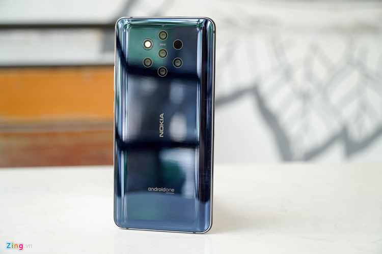 Nokia 9 PureView (699 USD) - Đây là chiếc smartphone đầu tiên trên thế giới được trang bị cụm 5 camera sau. Tuy nhiên, trải nghiệm thực tế cho thấy phần mềm camera trên máy vẫn còn nhiều hạn chế, chất lượng hình ảnh chưa đạt được như kỳ vọng.