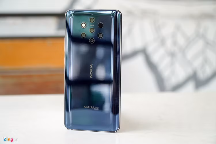 Nokia 9 PureView (699 USD) - Đây là chiếc smartphone đầu tiên trên thế giới được trang bị cụm 5 camera sau. Tuy nhiên, trải nghiệm thực tế cho thấy phần mềm camera trên máy vẫn còn nhiều hạn chế, chất lượng hình ảnh chưa đạt được như kỳ vọng.