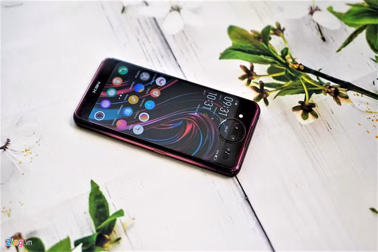Vivo Nex 2 (từ 649 USD) - Máy được trang bị 2 màn hình với phần màn hình chính có kích thước 6,4 inch, mặt sau có thêm một màn hình phụ 5,5 inch. Việc trang bị 2 màn hình giúp trải nghiệm sử dụng sản phẩm này tương đối khác biệt và thú vị. Tuy nhiên, nó cũng khiến thiết bị hao pin nhanh hơn. 