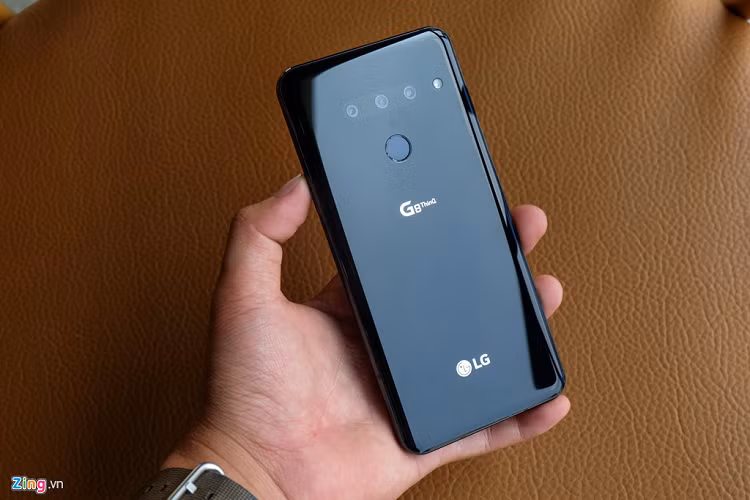 LG G8 ThinQ (850 USD) - Đây là chiếc smartphone đầu tiên trên thế giới được trang bị công nghệ Hand ID cho phép người dùng mở khóa máy bằng lòng bàn tay. Điểm hạn chế lớn nhất của LG G8 ThinQ nằm ở thiết kế màn hình khuyết đỉnh không có nhiều đột phá so với các đối thủ. 
